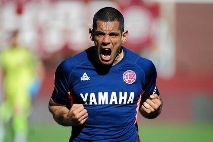 José Sand, marcó de penal