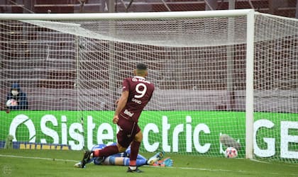 José Sand se retiró a pura emoción en Lanús