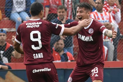 José Sand y Carlos Auzqui en el festejo del primer gol de Lanús que superó 2-1 a Unión