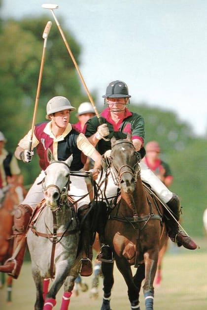 José Santamarina disputa la bocha con el príncipe Carlos, actual rey Carlos III de Inglaterra, en la visita del noble inglés al Hurlingham Club, en el año 1999