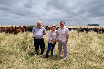 José Solé (administrador) , Catalina Estrugamou (propietaria) y Alfredo de Angelis, encargado del campo
