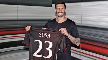 José Sosa con su nueva camiseta del Milan