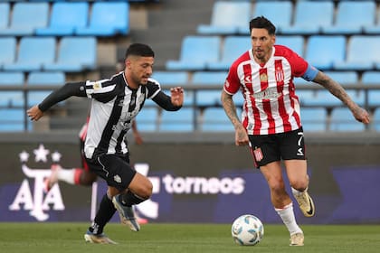 José Sosa en acción; a los 39 años, el Principito fue titular en el mediocampo de Estudiantes en Córdoba.