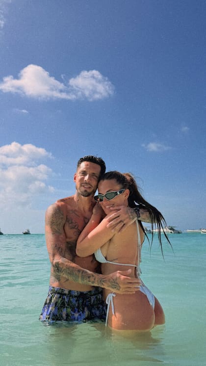 José Sosa y Cami Homs enamorados en el Caribe (Foto: Instagram @camihoms)
