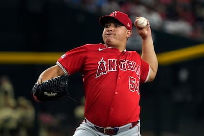José Suárez, de los Angelinos de Los Ángeles, trabaja frente a un bateador de los Diamondbacks de Arizona, durante la primera entrada del juego de béisbol, el martes 11 de junio de 2024, en Phoenix. (AP Foto/Rick Scuteri)