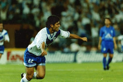 José Turu Flores festeja uno de sus dos goles contra Cartaginés, de Costa Rica. Fue denunciado ante la Justicia de EE.UU.