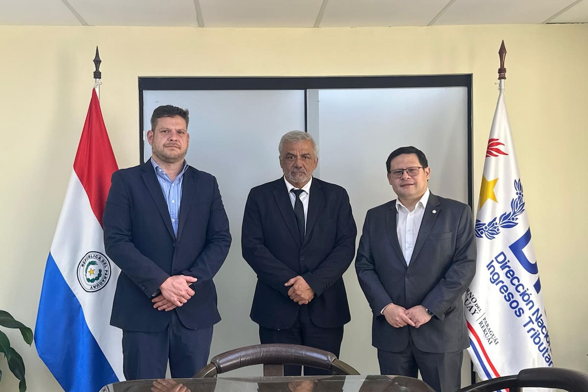 José Velis (en el centro), en una reunión con el director nacional de Ingresos Tributarios de Paraguay