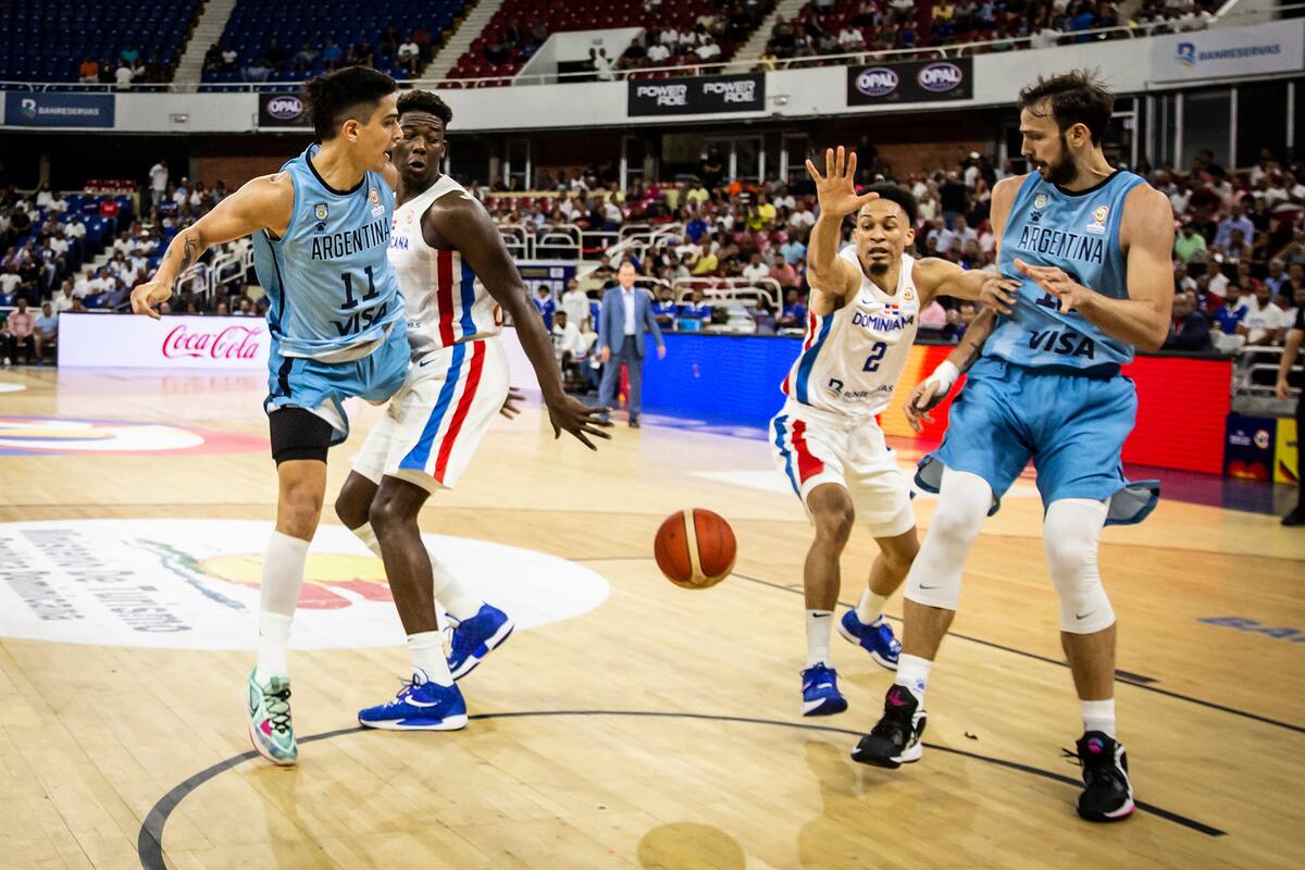José Vildoza hace un pase sorpresivo al capitán, Marcos Delía, y Rigoberto Mendoza trata de cortar la línea de la pelota; Dominicana fue superior a la Argentina en la eliminatoria para el Mundial Filipinas-Indonsesia-Japón 2023.