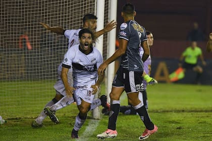 José Vizcarra festeja su gol, que vale un ascenso
