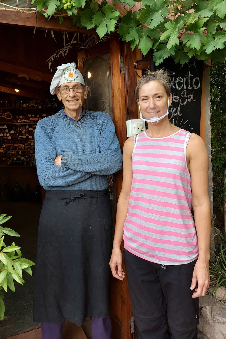 José y Milagros Demarchi en la puerta de Los Jardines de Yaya.