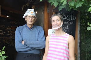 José y Milagros Demarchi en la puerta de Los Jardines de Yaya.