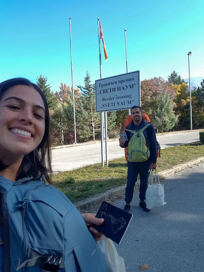 Jose y Sebas en la frontera de Macedonia del Norte con Albania, país que recorrieron por completo a dedo