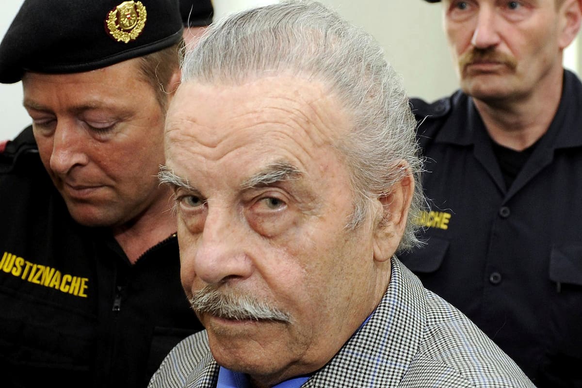 Josef, escoltado por policías, durante el juicio de 2009 (Getty Images)