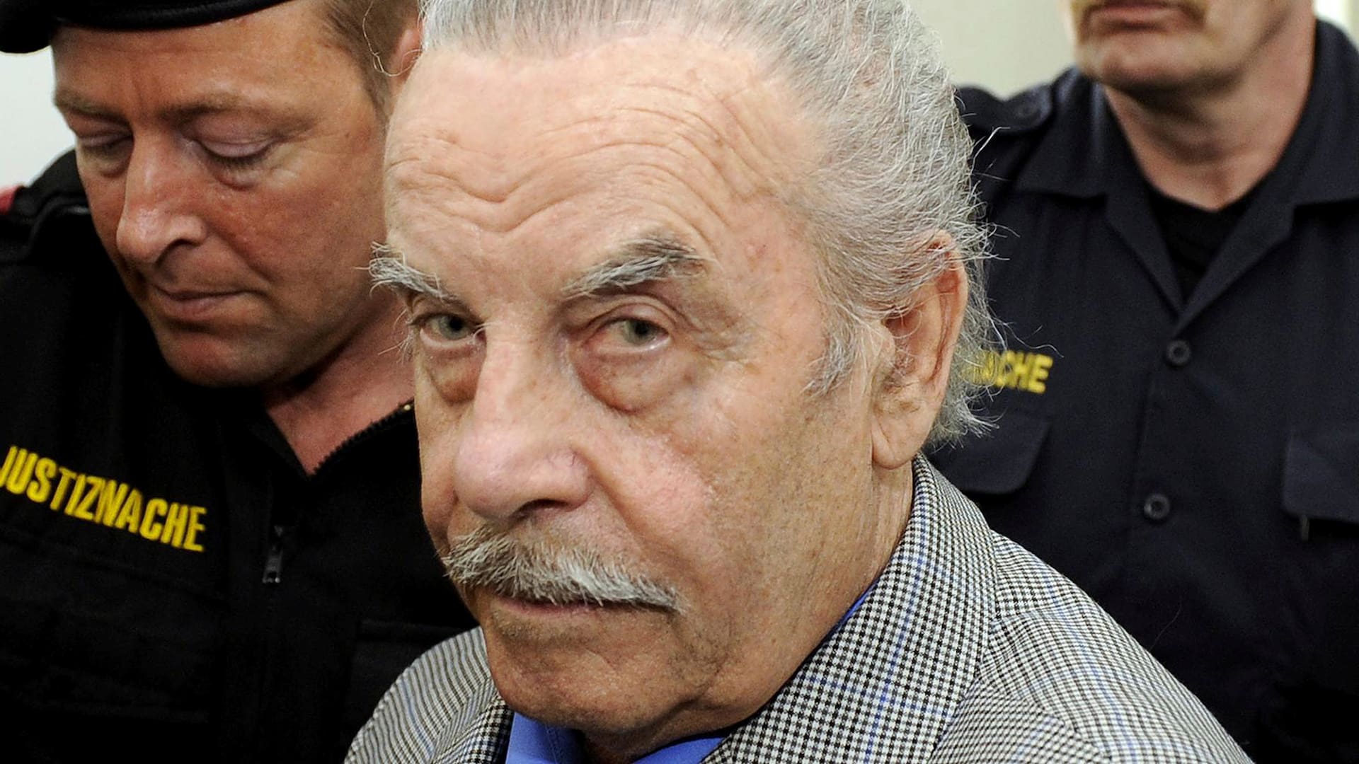 Josef, escoltado por policías, durante el juicio de 2009 (Getty Images)