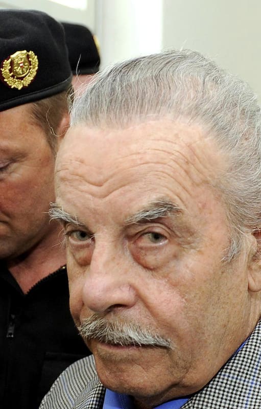 Josef, escoltado por policías, durante el juicio de 2009 (Getty Images)
