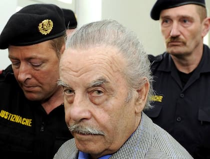 Josef escoltado por policías (Getty Images)