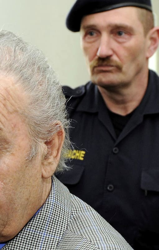 Josef Fritzl llega escoltado por policías al tribunal de St. Poelten, Austria, el 19 de marzo de 2009. Fritzl mantuvo secuestrada a su hija durante 24 años y tuvo siete hijos con ella. (Foto AP/Robert Jaeger, Pool, Archivo)