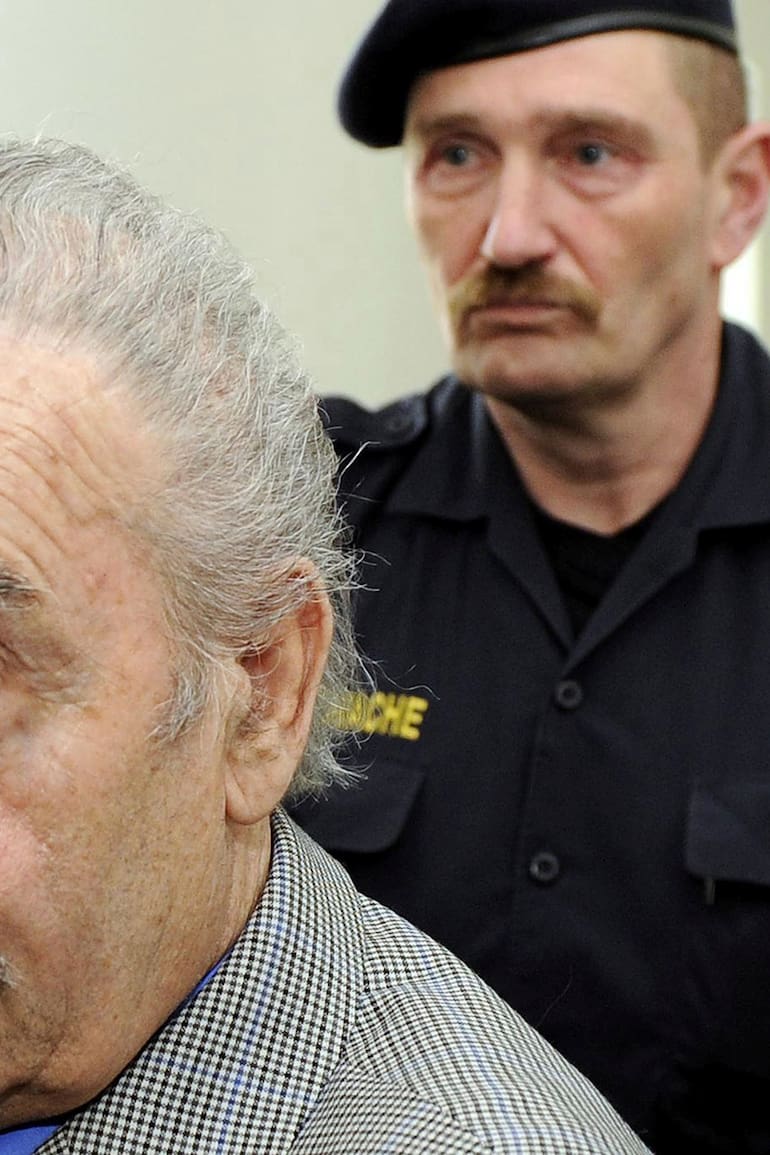 Josef Fritzl llega escoltado por policías al tribunal de St. Poelten, Austria, el 19 de marzo de 2009. Fritzl mantuvo secuestrada a su hija durante 24 años y tuvo siete hijos con ella. (Foto AP/Robert Jaeger, Pool, Archivo)