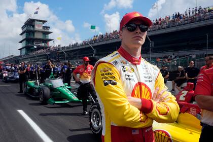 Josef Newgarden espera antes de poder conducir en la calificación a las 500 Millas de Indianápolis en el Indianapolis Motor Speedway el sábado 18 de mayo del 2024. (AP Foto/Darron Cummings)