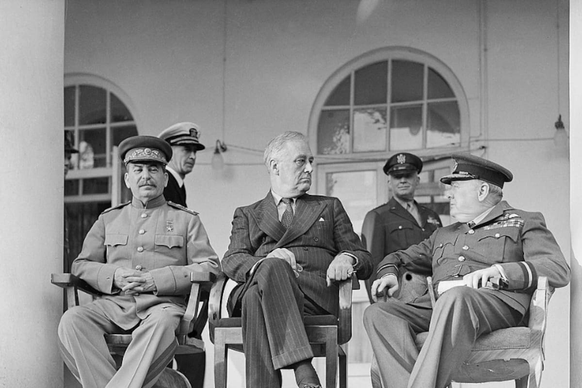 Iósif Stalin, Franklin D. Roosevelt y Winston Churchill en la terraza de la legación soviética en Teherán, en noviembre de 1943, durante la primera Conferencia de los Tres Grandes
