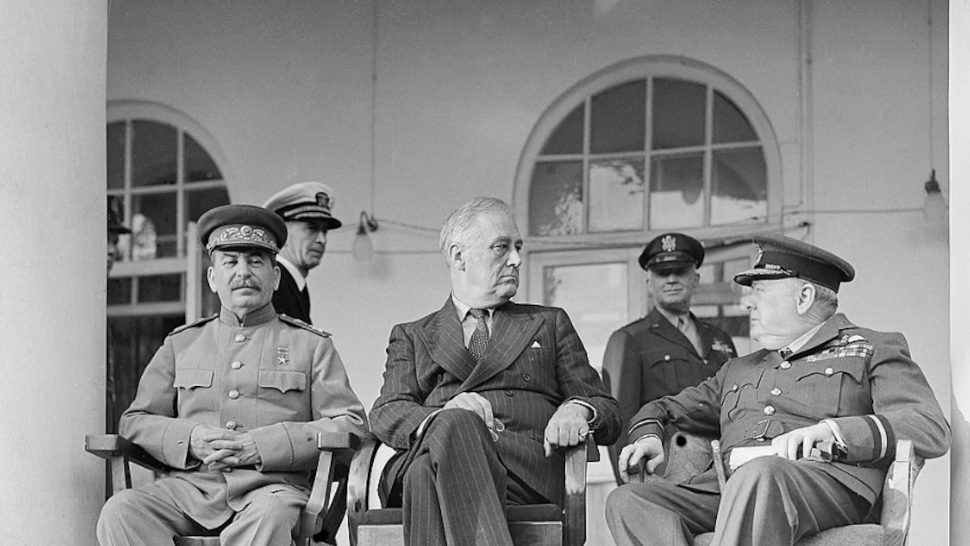 Iósif Stalin, Franklin D. Roosevelt y Winston Churchill en la terraza de la legación soviética en Teherán, en noviembre de 1943, durante la primera Conferencia de los Tres Grandes