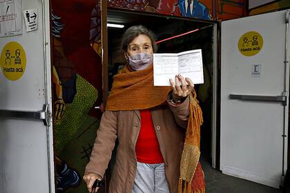 Josefa Llamas de 87 años, vacunada con la segunda dosis de la Sputnik V