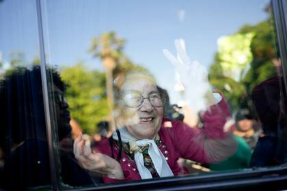 Josefa 'Pina' de Fiore, integrante de las Madres de la Plaza de Mayo, tras participar en la marcha semanal en la Plaza de Mayo en Buenos Aires, Argentina, el jueves 23 de noviembre de 2023. La organización de derechos humanos mostró su preocupación por la narrativa del gobierno sobre los crímenes de lesa humanidad cometidos durante la última dictadura militar en el país. (AP Foto/Matías Delacroix)