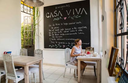 Josefija, anfitriona de Casa Viva en la blanca y luminosa sala en la que se sirve el desayuno.