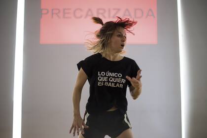 En "Precarizada", la bailarina y coreógrafa Josefina Gorostiza trazaba un duro y complejo estado de situación que está en sintonía con los resultado obtenidos por un reciente informe oficial sobre la danza en la ciudad