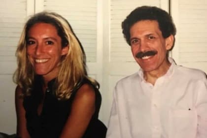 Josefina junto a su padre, el pintor argentino Héctor Giuffré.