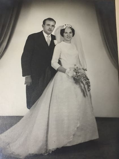 Josefina Melucci de Cepeda y Manuel Antonio Cepeda el día de su casamiento. Años después formarían una familia que, según recuerda su hija María Alejandra, estaba “en el mejor momento” cuando ocurrió el atentado