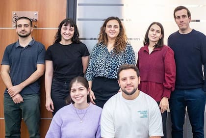 Científicos de Kinzbio. Arriba de izq a der: Ignacio Ferrés, Emma Condon, Deborah Durlacher, Josefina Puig, Gregorio Iraola.Abajo de izq a der: Victoria Gutiérrez, Mateo Gómez.