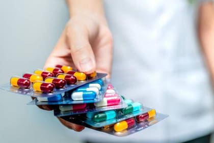 El uso excesivo de antibióticos es uno de los factores detrás del aumento de infecciones bacterianas resistentes.