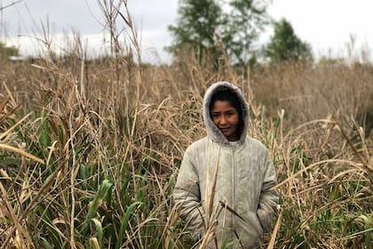 Joselin Cáceres hace un alto en el camino que la lleva hasta el río