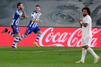 Joselu, de Alavés, festeja su gol a Real Madrid; a la derecha, Marcelo, el brasileño que tiene registros llamativos en la segunda etapa de Zinédine Zidane como entrenador en la Casa Blanca.
