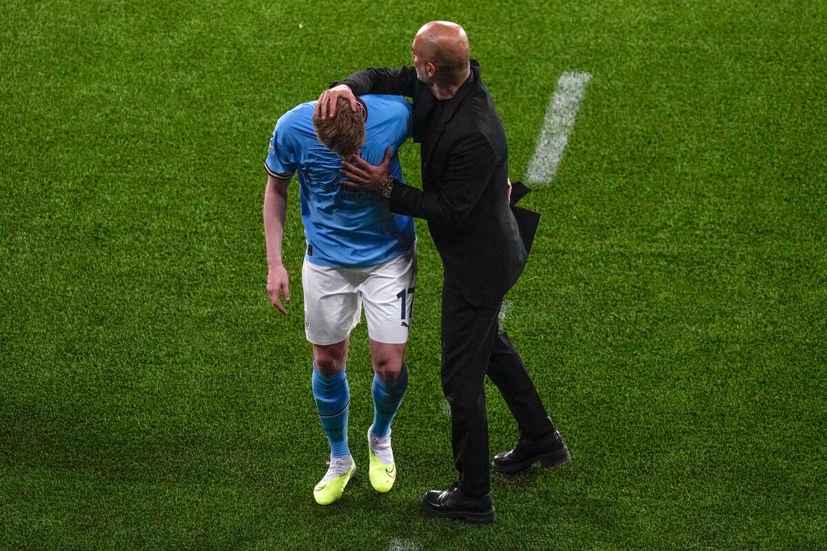 Josep Guardiola consuela a Kevin De Bruyne, que sale lesionado del campo durante la final de la Liga de Campeones frente a Inter en junio; desde entonces, el belga jugó poco y nada en Manchester City.