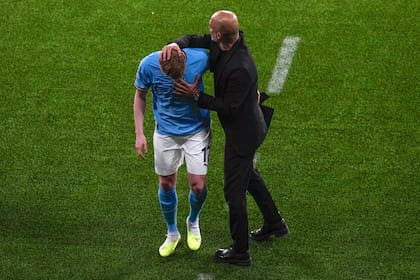 Josep Guardiola consuela a Kevin De Bruyne, que sale lesionado del campo durante la final de la Liga de Campeones frente a Inter en junio; desde entonces, el belga jugó poco y nada en Manchester City.