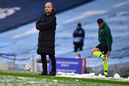 Josep Guardiola sigue el triunfo de Manchester City contra PSG sobre el nevado campo del Etihad Stadium.