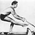 Joseph Pilates, creador del método de entrenamiento, 59 años: “Los hábitos incorrectos en el día a día son los responsables de la mayoría de las dolencias”