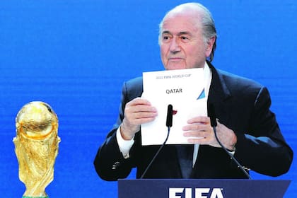 Joseph Blatter al nombrar a Qatar como sede del Mundial 2022