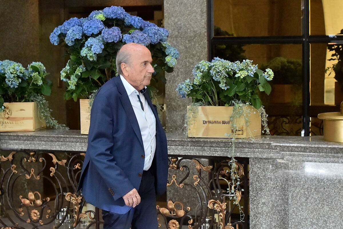 Joseph Blatter dejando el hotel en Moscú