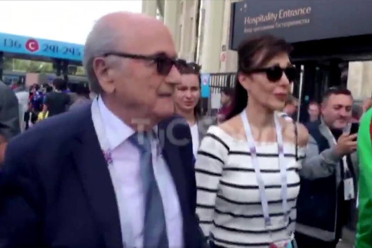 Joseph Blatter ingresa al Estadio Luzhniki como invitado del presidente Vladimir Putin