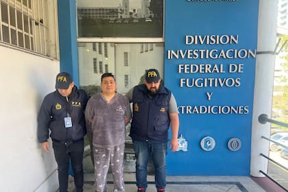 Joseph Freyser Cubas Zavaleta había sido detenido por detectives de la División Investigación Federal de Fugitivos y Extradiciones del Departamento Interpol de la Policía Federal Argentina (PFA)