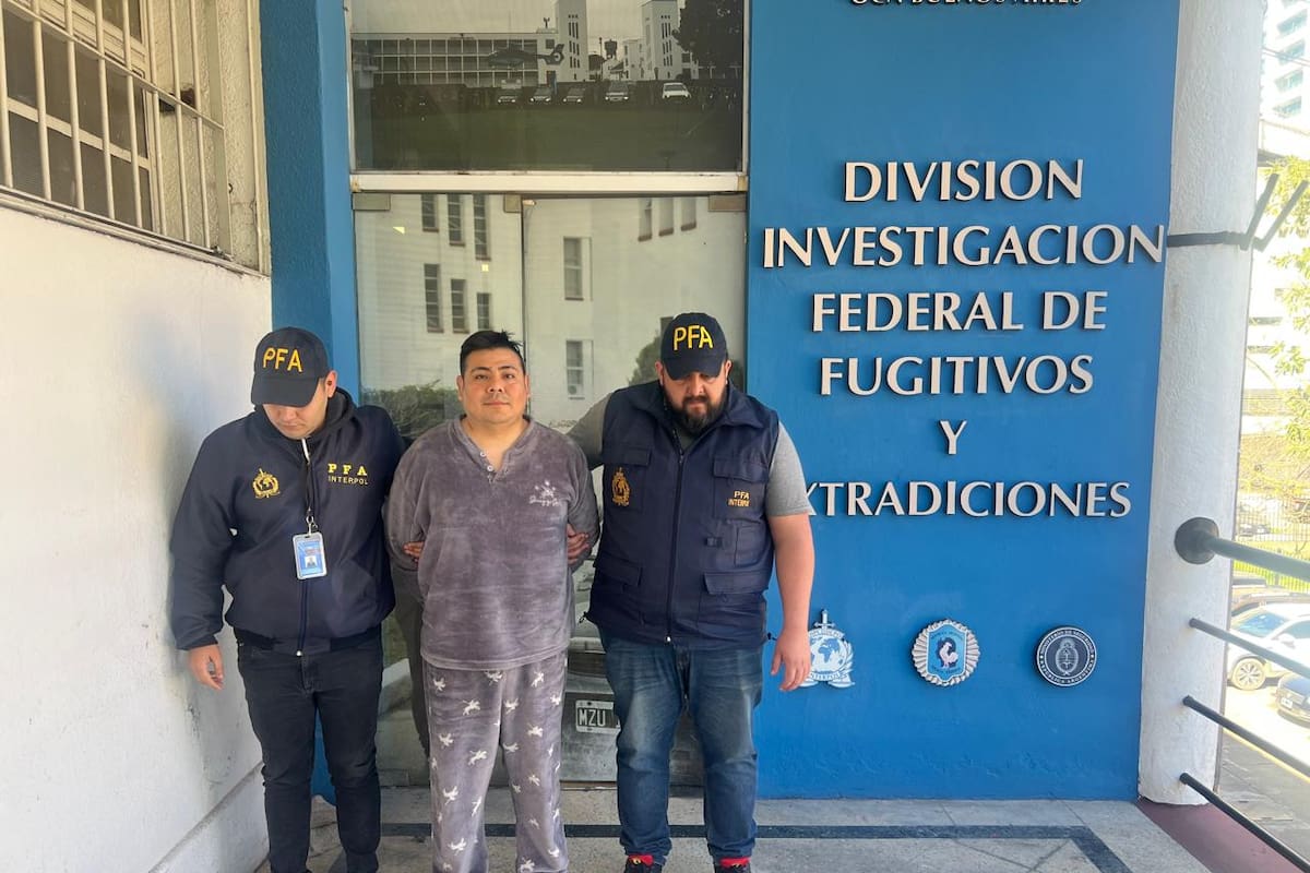 Joseph Freyser Cubas Zavaleta, un supuesto narco peruano que está alojado en una dependencia de la Policía Federal Argentina (PFA) a la espera de su extradición a su país de origen, quedó detenido por su presunta vinculación con los homicidios de Morena Verdi, Brenda del Castillo y Lara Gutiérrez