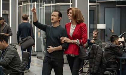 Joseph Gordon-Levitt, quien interpretó a Travis Kalanick, junto a Uma Thurman en ‘Super Pumped: The Battle for Uber (Crédito: serielizados)