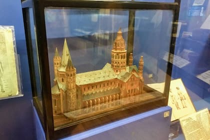 Joseph Merrick tenía una asombrosa habilidad para hacer maquetas de iglesias y edificios antiguos, como esta réplica de la catedral de Maguncia que le regaló a la actriz Madgen Kendal