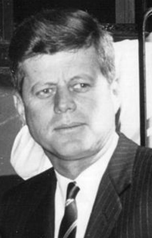 Joseph P. Kennedy y Rose Fitzgerald junto a sus nueve hijos