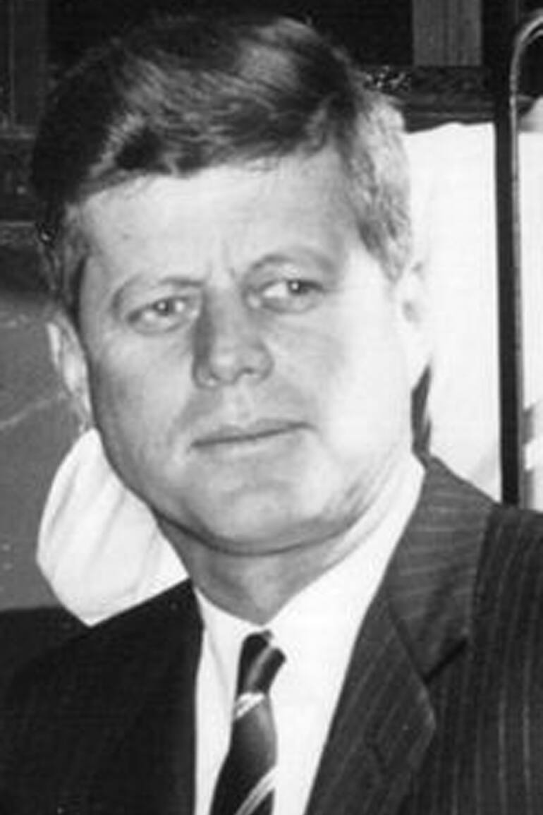 Joseph P. Kennedy y Rose Fitzgerald junto a sus nueve hijos
