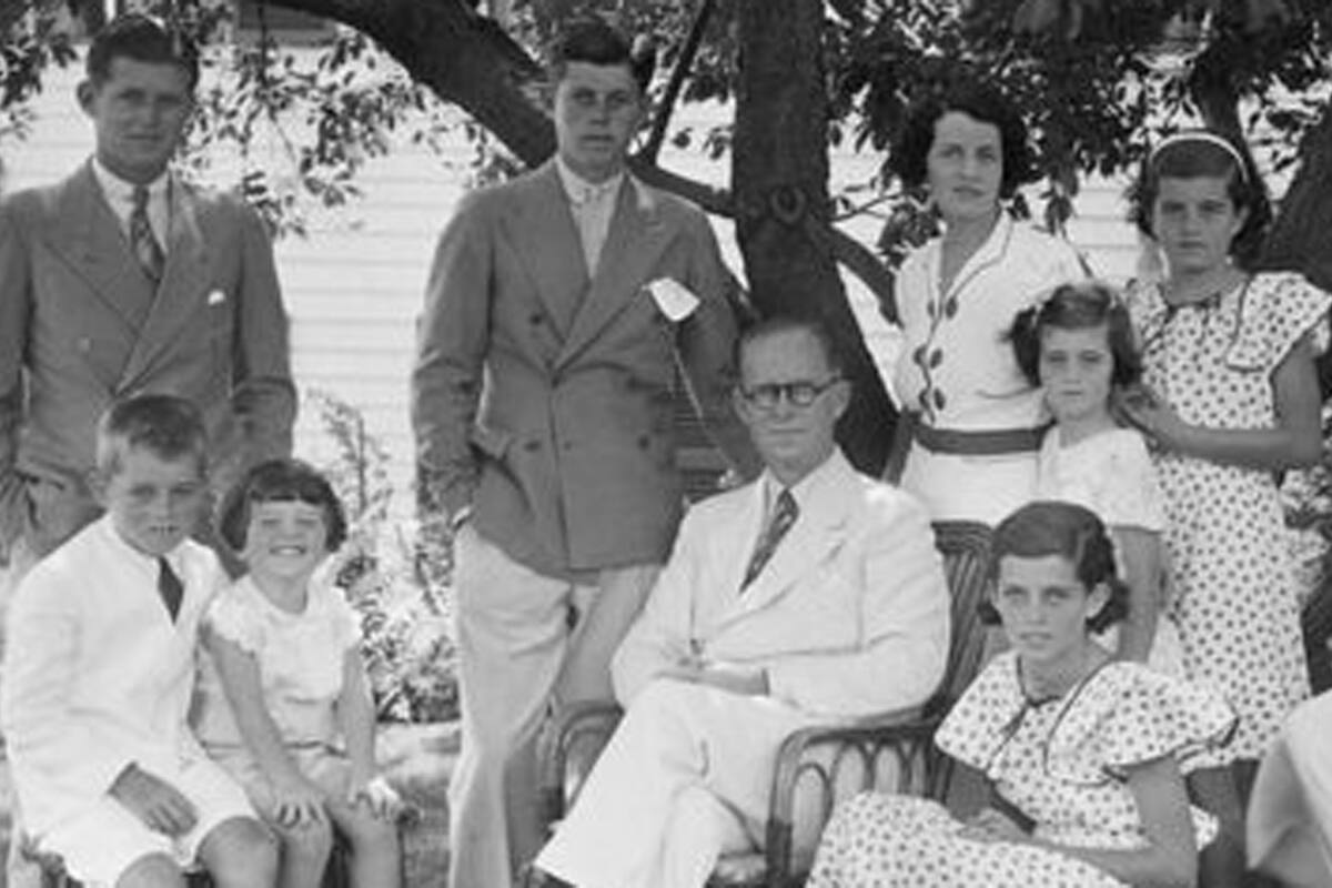 Joseph P. Kennedy y Rose Fitzgerald junto a sus nueve hijos