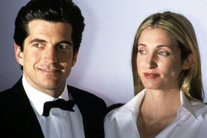 John John, como era conocido, era un hombre carismático de 38 años de edad. Junto a él fallecieron su esposa, Carolyn Bessette, de 33 años (en la imagen), y su cuñada, Lauren Bessette, de 34 años